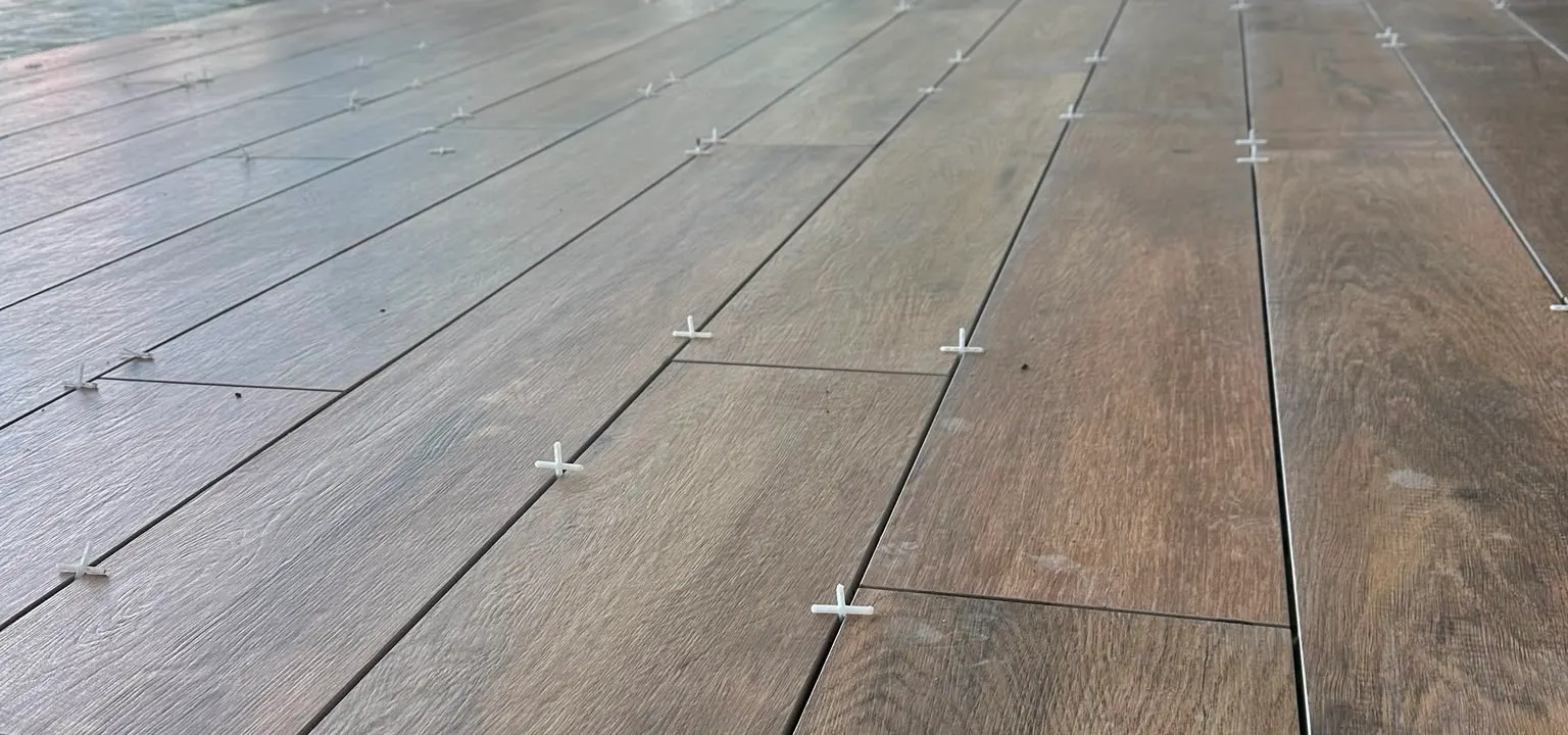 Gewerbefläche, Verlegung: Holzoptik-Planken mit sichtbarem Nivelliersystem gesetzt